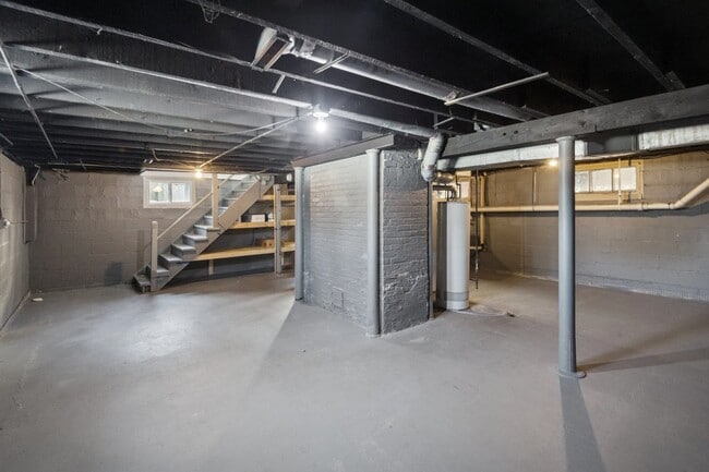 Building Photo - 713 Warrenville Rd