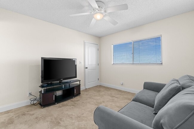 Building Photo - 7290 Kinghurst Dr
