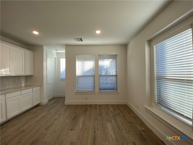 Building Photo - 1032 Easy Gruene