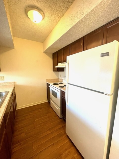 Spacious Galley kitchen - Oakview