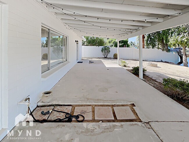 Building Photo - 2742 S Las Flores
