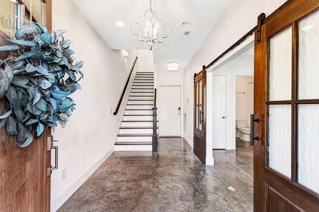 Building Photo - Modern living in Salemtown!