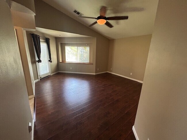 Building Photo - Beautiful 3 Bedroom 2 Bathroom in Farmersville!!