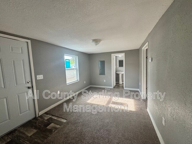 Building Photo - 917 NE Aberdeen Ave