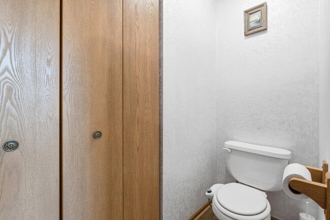 Building Photo - 1297 Woodlake Dr