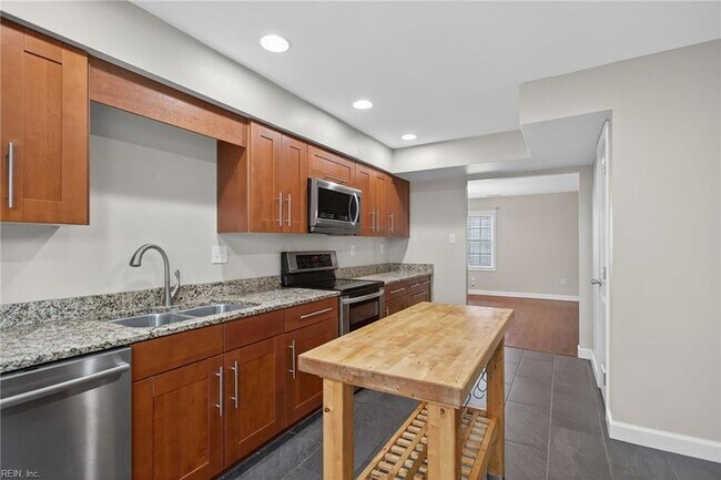 Building Photo - 5677 Rushmere Dr