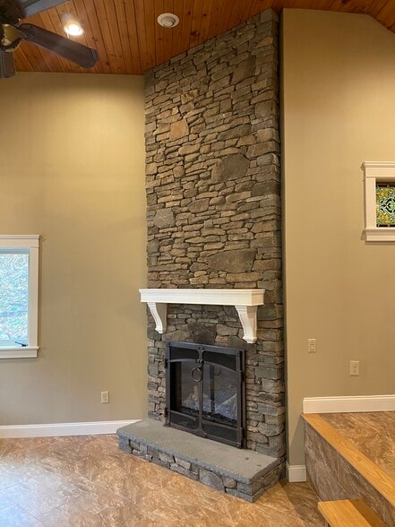 Building Photo - 378 W Main St