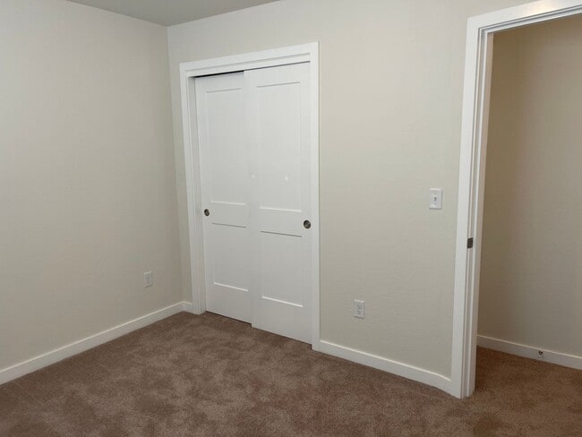 Building Photo - End Townhouse Unit in South Medford/Phoenix Area