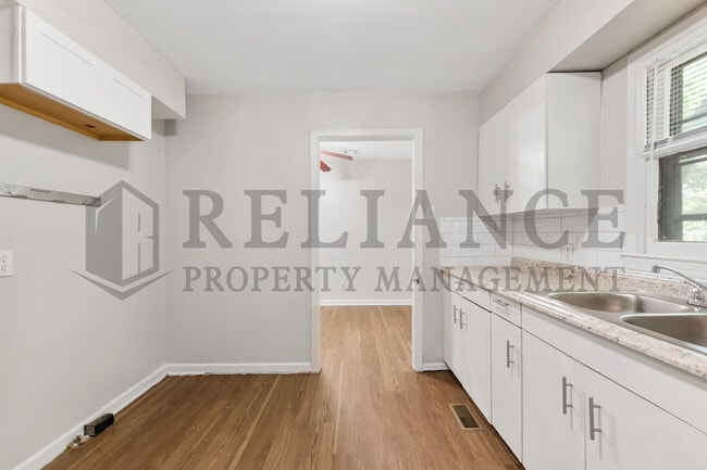 Building Photo - 709 S Pinecrest St