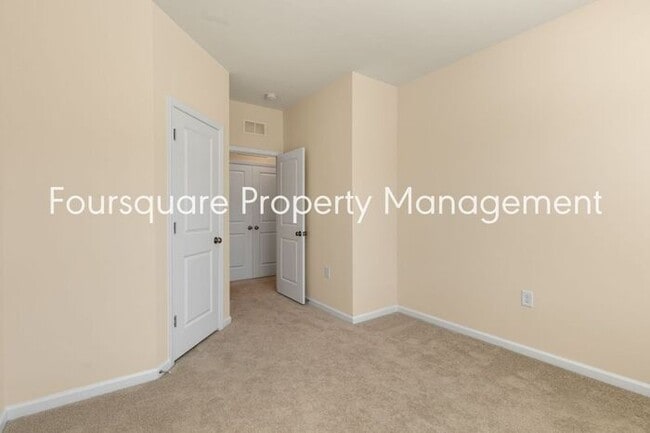 Building Photo - Townhome| Screened -In Back Porch |One Car...