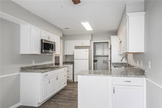 Building Photo - 2808 Golfing Green Dr