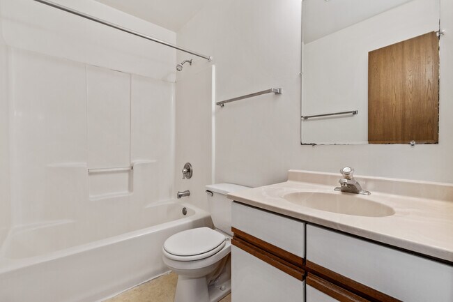 Building Photo - 1121 W Hillcrest Dr