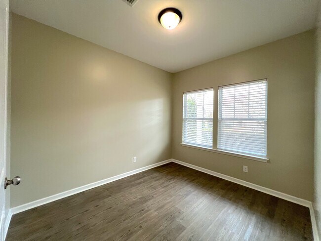 Building Photo - 291 Ranlo Ave