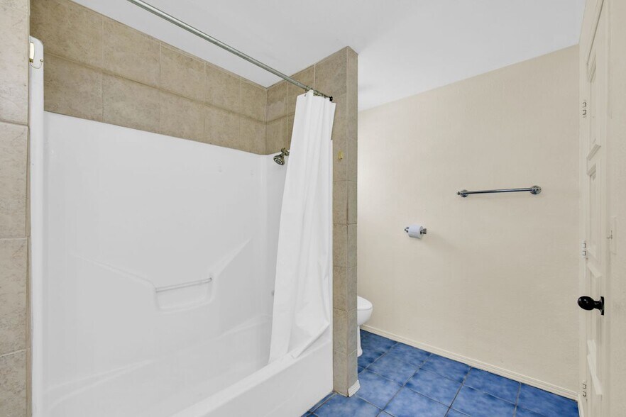 Building Photo - 2316 Pin Oak Rd