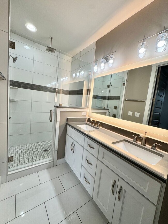 Building Photo - 3 Bed, 3.5 Bath Home w/ 2 Car Garage and Lake Views