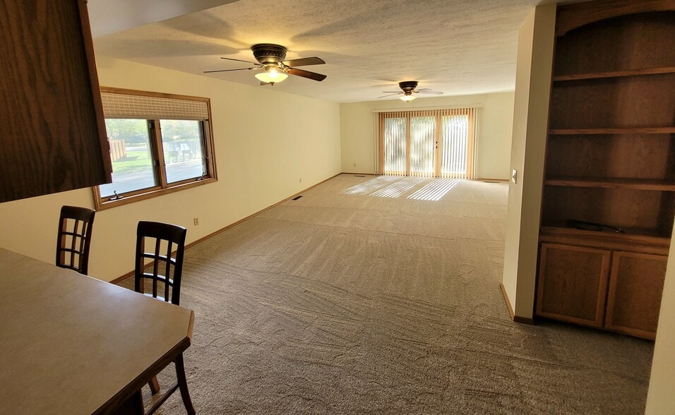 Large, sunny living room - 1711 W Koch St