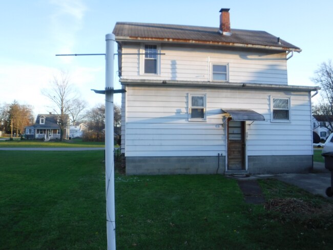 Building Photo - 1320 Trumbull Ave SE