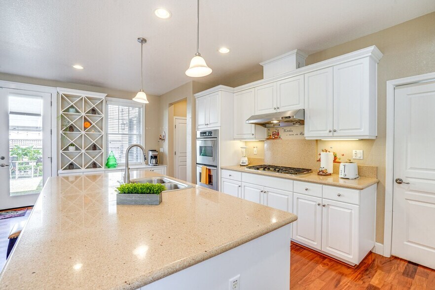 Building Photo - 1148 Promenade St