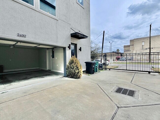 Building Photo - 2632 Bastrop St