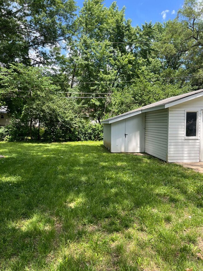 Building Photo - 3 bedroom/2 bath house close to KU with washer/dryer
