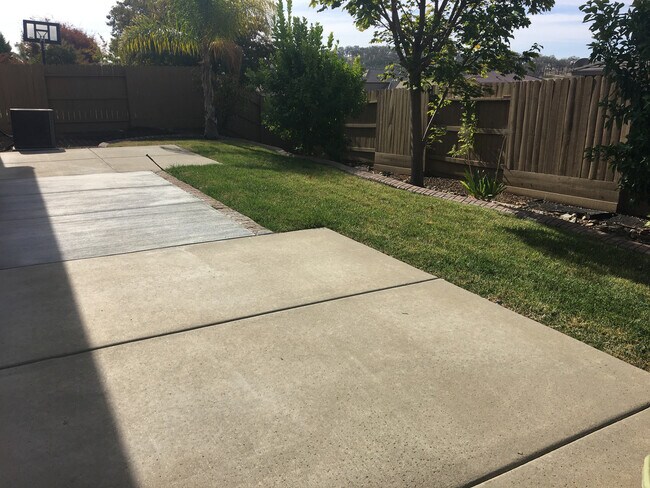 Building Photo - Gorgeous Folsom Home close to shopping,schools, and more!