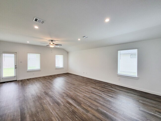 Building Photo - This stunning 4-bedroom, 2-bathroom Rosharon lease features modern upgrades, an open-concept layo...