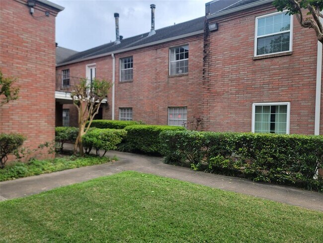 Building Photo - 2711 Briarhurst Dr