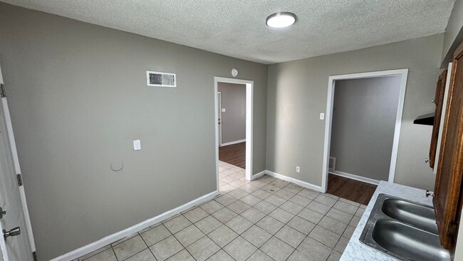 Building Photo - 2434 Vollintine Ave