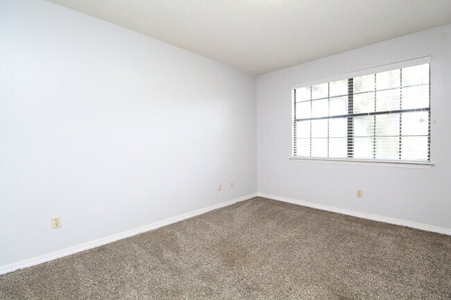 Building Photo - 2BD/1BA Duplex in NE Pensacola – Fenced Ya...