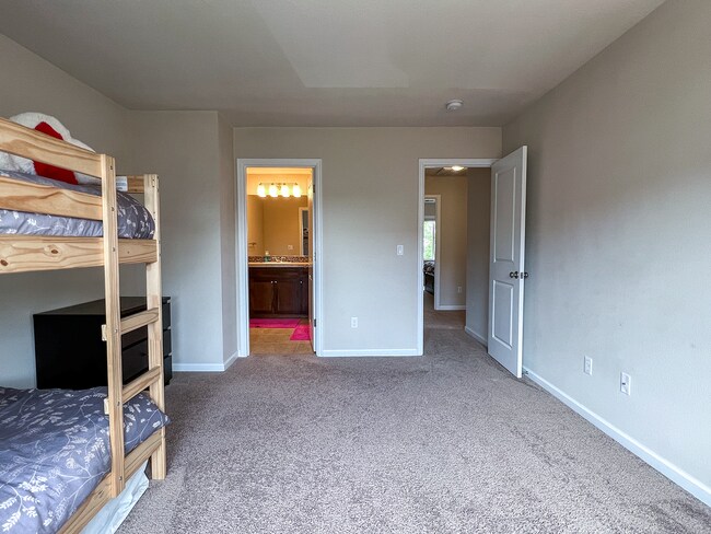 Building Photo - Great 3 Bedroom 2.5 Bathroom Townhouse End Unit!  2 Car Garage  + Washer & Dryer! Near Nike, Inte...