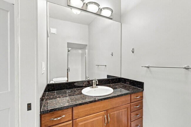 Building Photo - Charming 2-bedroom, 1-bath condo located in the heart of Denver