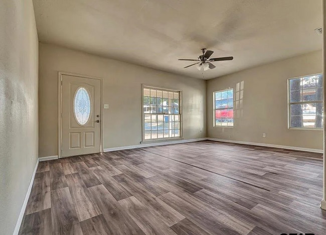 Building Photo - Cute 3 Bedroom 2 Bathroom Home!  Available Now