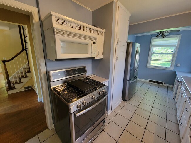 Building Photo - Large 4 bed, 1.5 bath, Over 2,000 square feet.