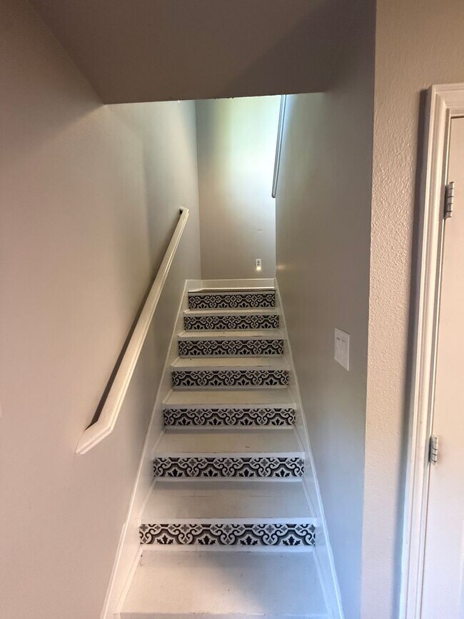 Building Photo - $1,1000 OFF YOUR FIRST FULL RENT IF YOU ARE READY TO MOVE!!!!!River Garden Addition 3 bed 2 1/2 b...