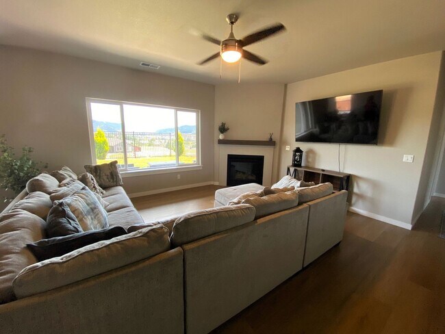 Building Photo - Beautiful 3 Bedroom House in Sutherlin!