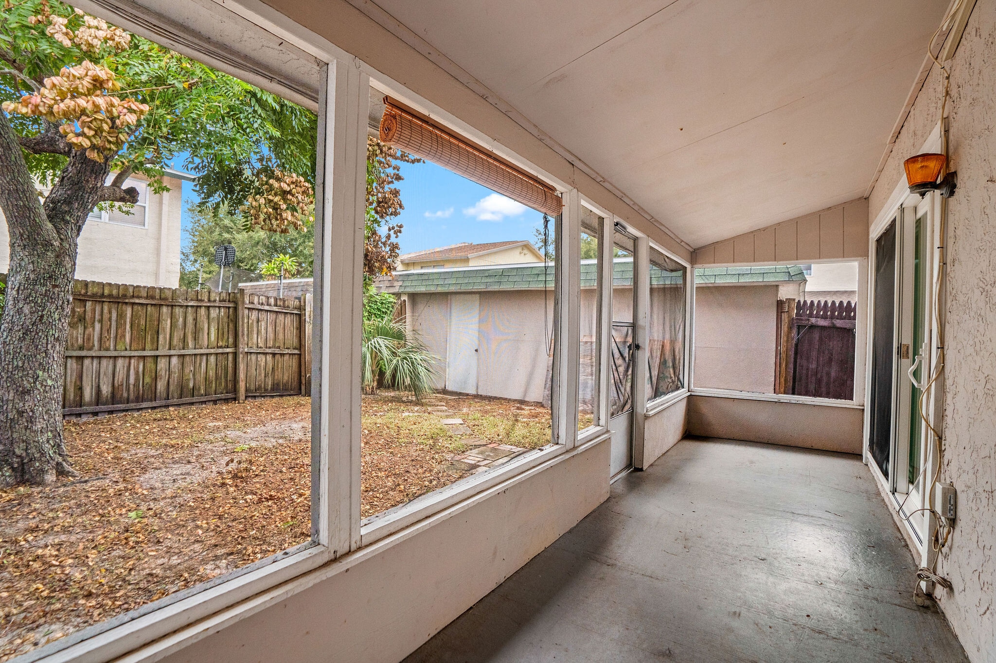 Building Photo - 2078 Loma Linda Way N