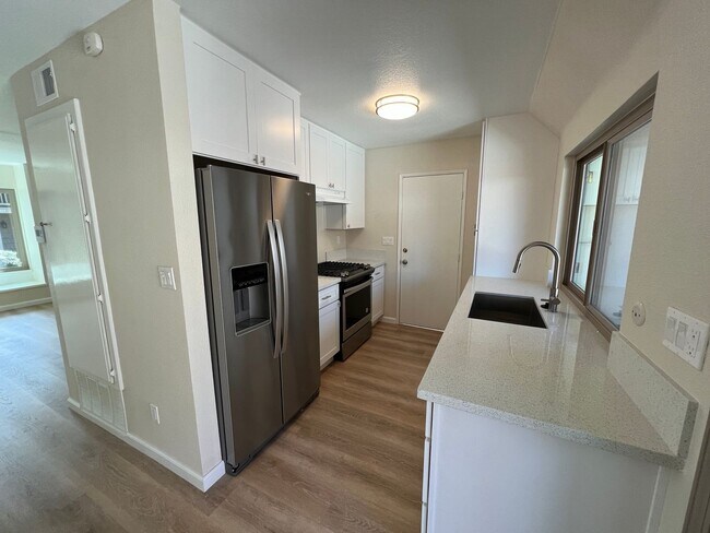 Building Photo - Gorgeous, Updated Todd Ranch Townhome