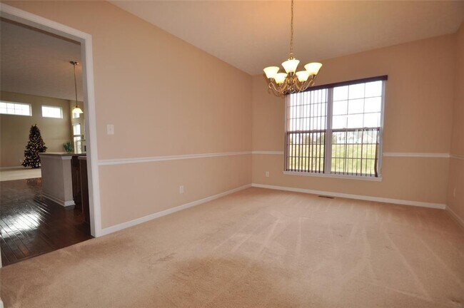Building Photo - 2556 Diamond Lake Dr