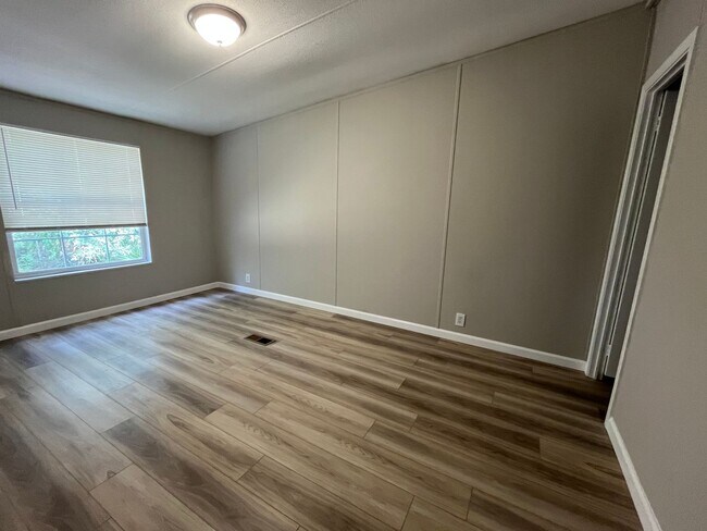 Building Photo - NO SECURITY DEPOSIT SPECIAL! Three Bedroom Home on 5 Acres in Guyton