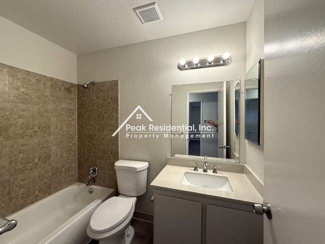 Building Photo - Wonderful 2bd/2ba Fair Oaks Duplex with Garage