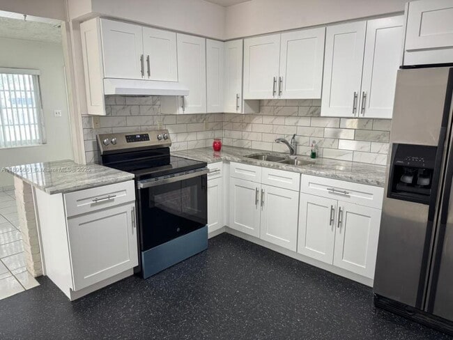 Building Photo - 3 bedroom in Hollywood FL 33023