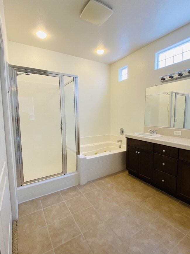 Building Photo - 5577 N Plum Ln