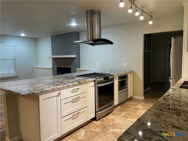Building Photo - 1360 Poppy Ln