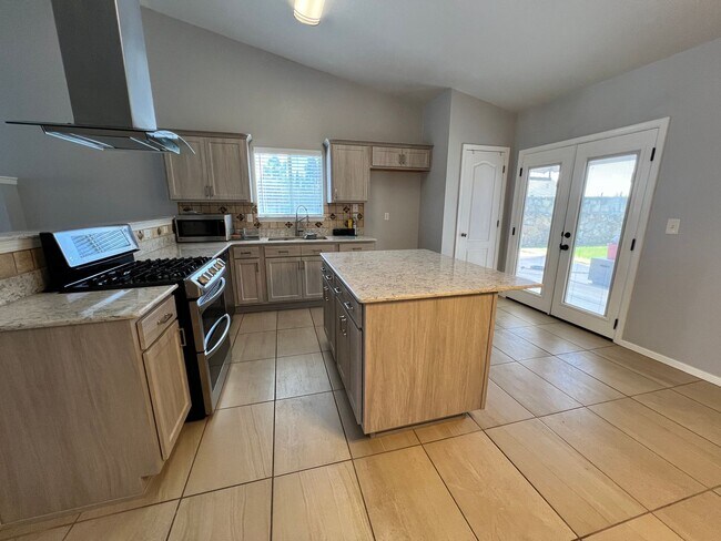 Building Photo - Beautiful East Side Home-Prime Location!