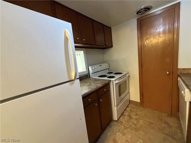 Building Photo - 6910 Carriage Hill Dr