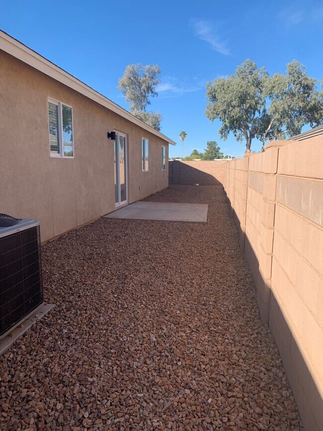 Building Photo - 2430 S Clovis Pl