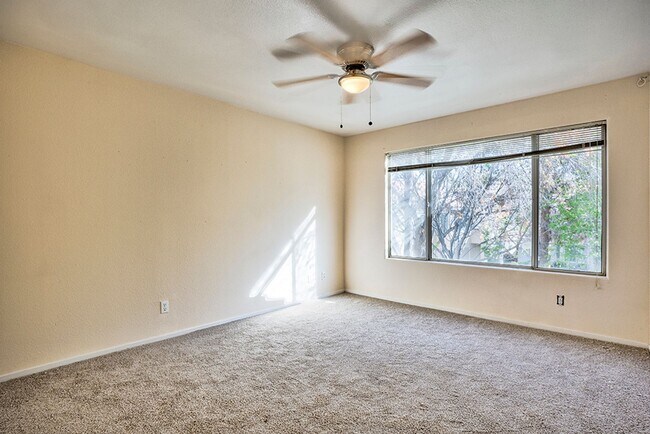 Building Photo - 2 Bed, 2 Bath Beautiful condo available now!
