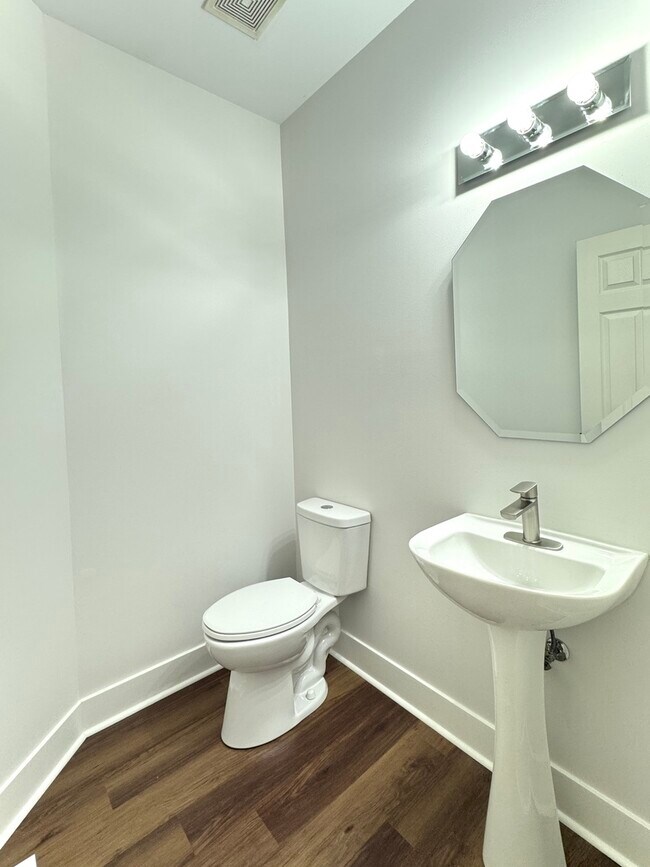 Building Photo - 2406 Sheehan Dr