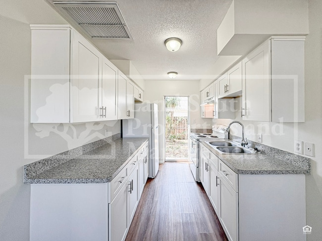 Building Photo - 420 Allamanda Dr