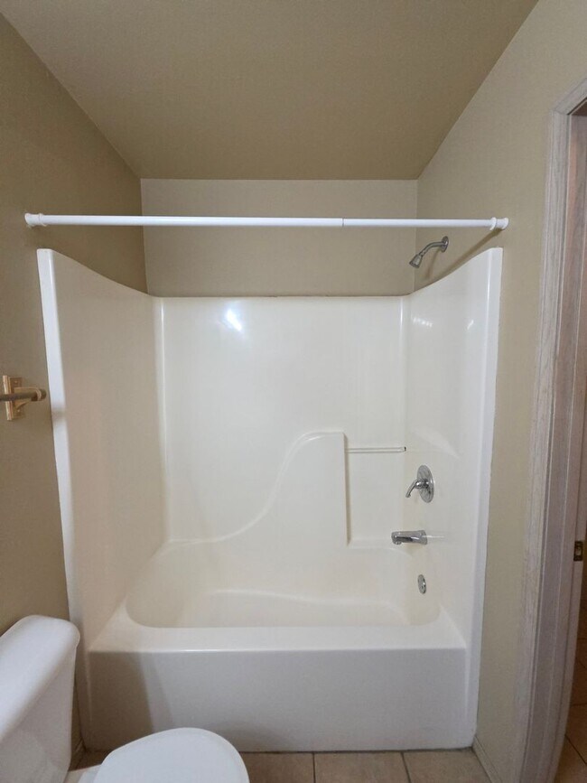 Building Photo - 1002 N Greenwich Ave